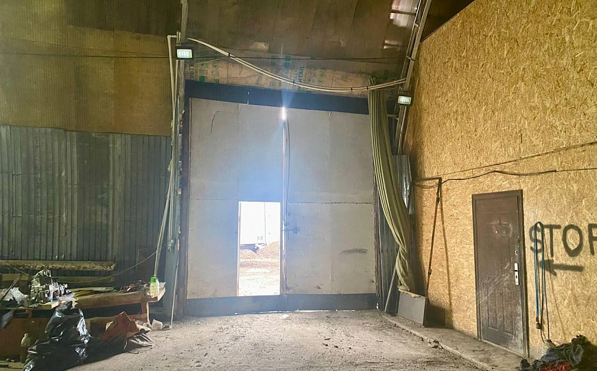 Универсальное утеплённое помещение с большими воротами фото