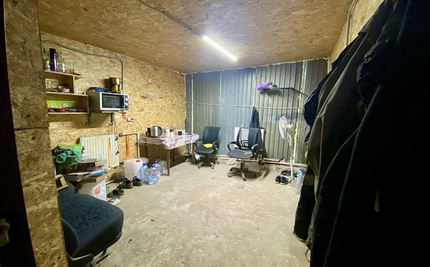 Универсальное утеплённое помещение с большими воротами фото