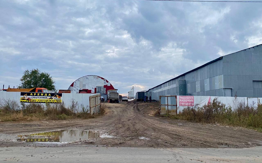 Универсальное утеплённое помещение с большими воротами фото