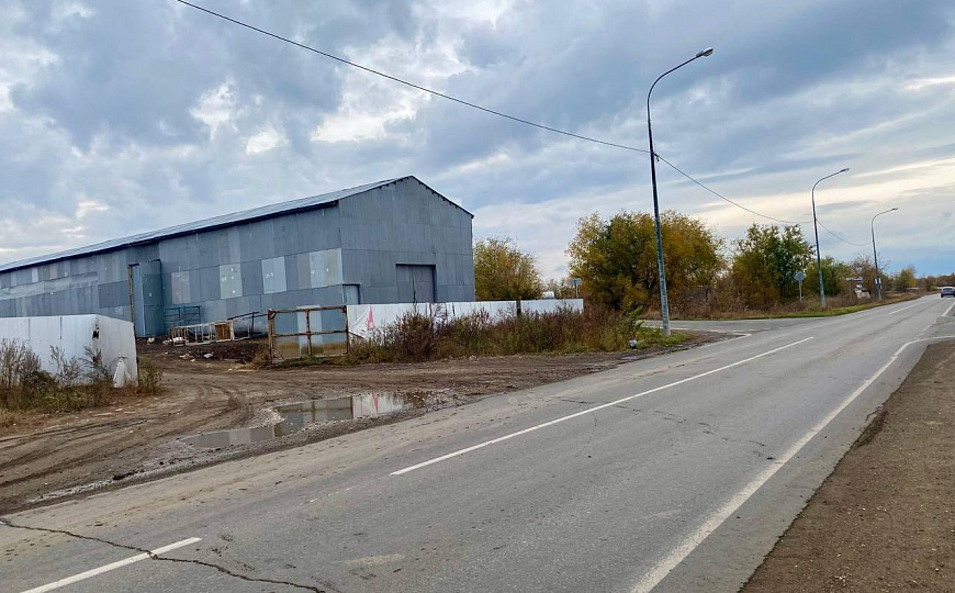 Универсальное утеплённое помещение с большими воротами фото