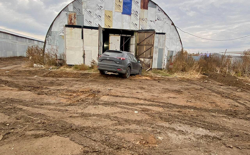 Универсальное утеплённое помещение с большими воротами фото