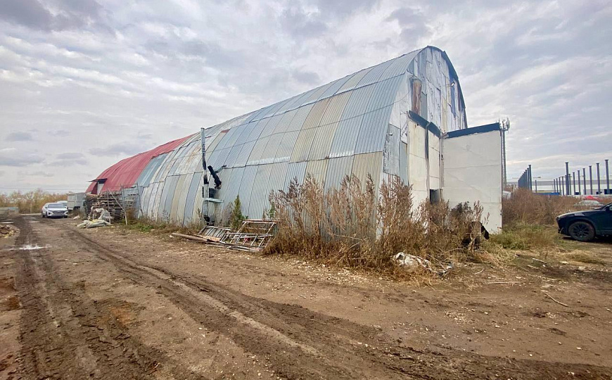 Универсальное утеплённое помещение с большими воротами фото