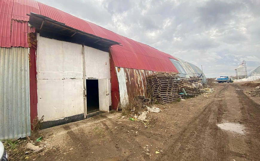 Универсальное утеплённое помещение с большими воротами фото