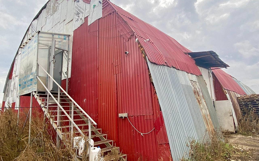 Универсальное утеплённое помещение с большими воротами фото