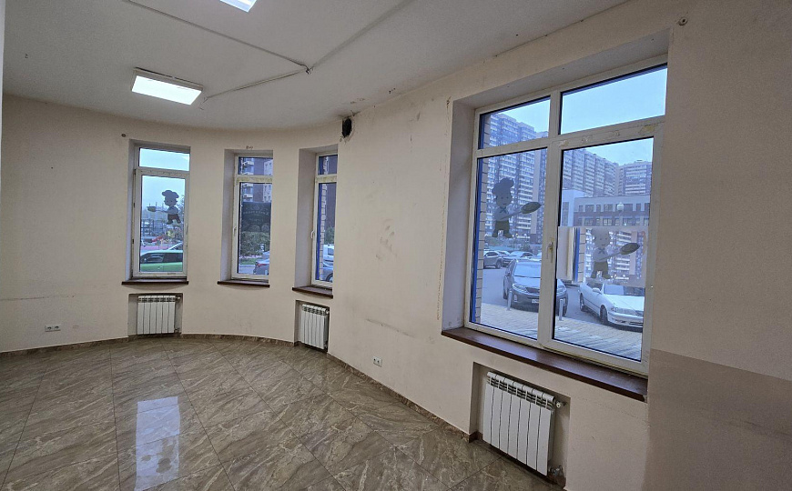 Помещение 125 м² в центре жилого массива. фото