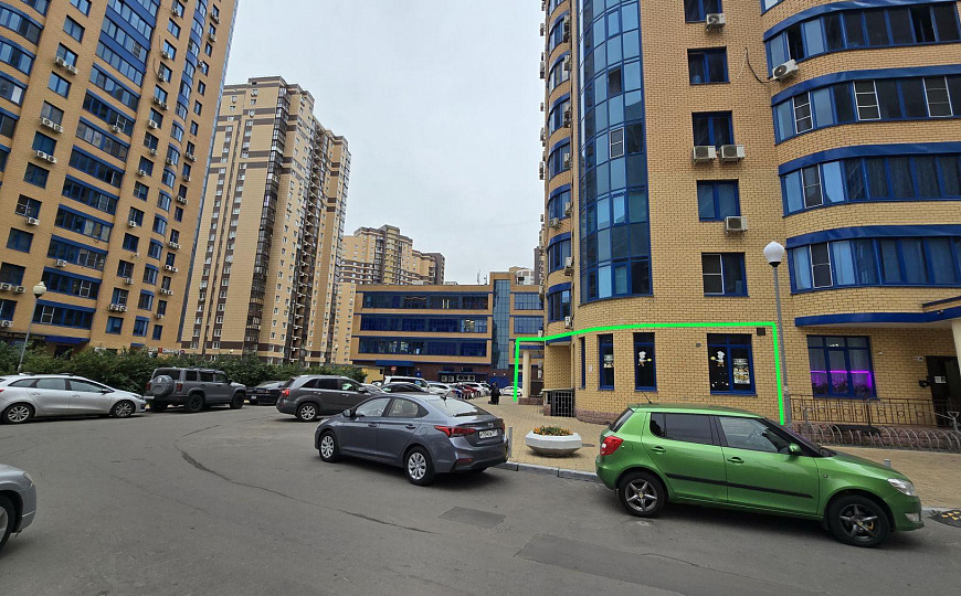 Помещение 125 м² в центре жилого массива. фото