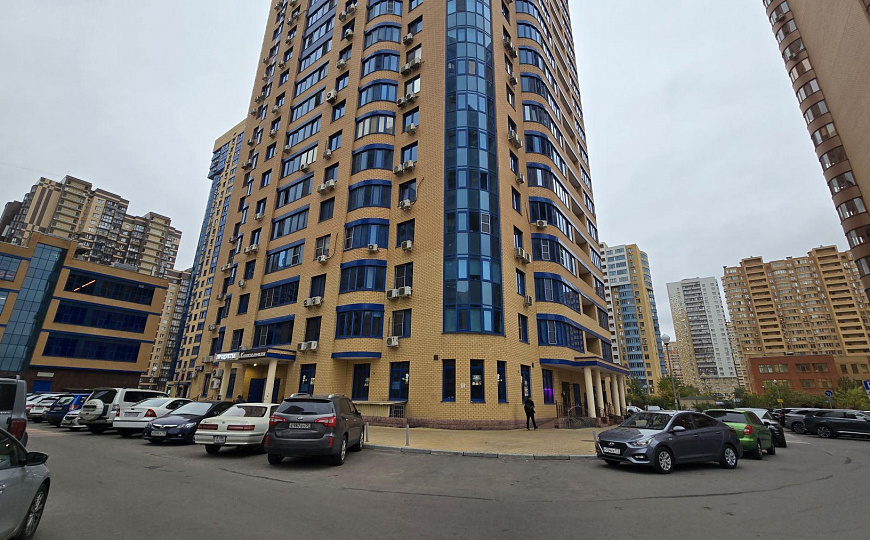 Помещение 125 м² в центре жилого массива. фото
