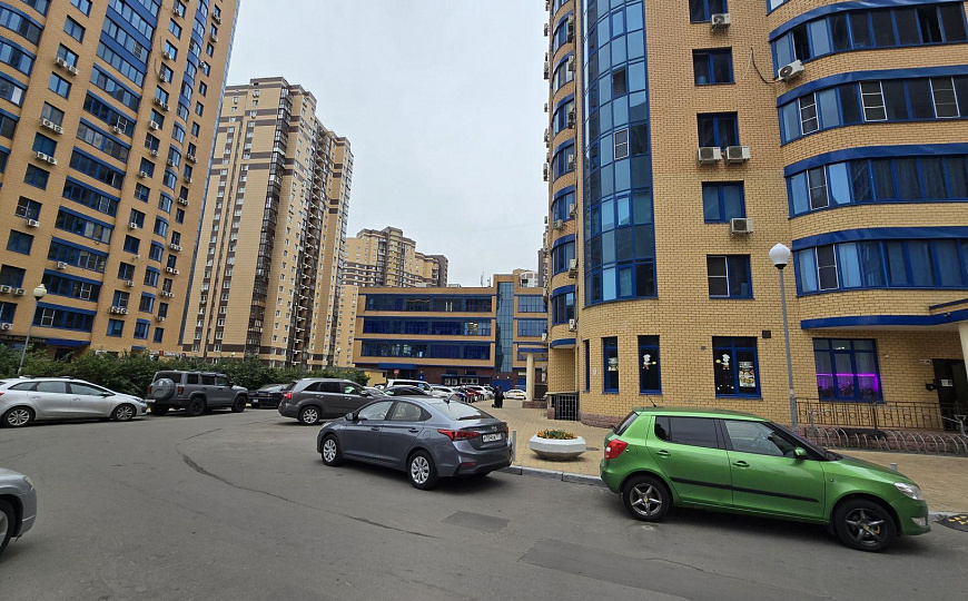 Помещение 125 м² в центре жилого массива. фото