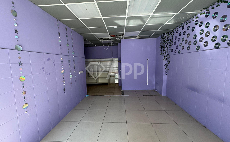 Сдаю торговое помещение, 35 м² на первой линии  фото