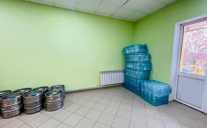 Сдам под торговлю до 30м² в действующем магазине на первой линии фото