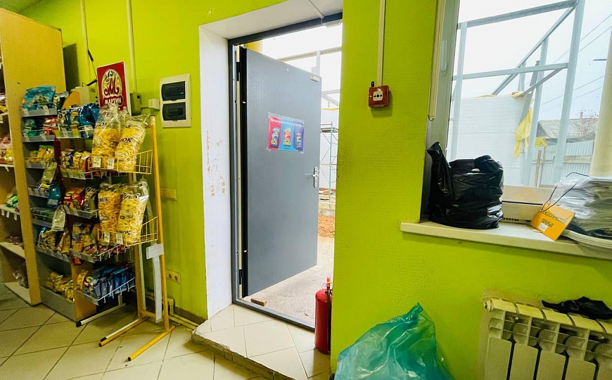 Сдам под торговлю до 30м² в действующем магазине на первой линии фото