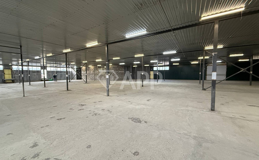 Склад с удобным подъездом рядом с городом 1 400м2 фото