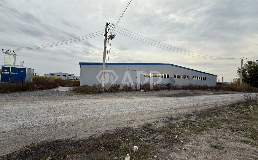 Склад с удобным подъездом рядом с городом 1 400м2 фото