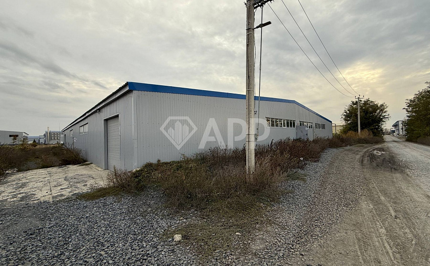 Склад с удобным подъездом рядом с городом 1 400м2 фото