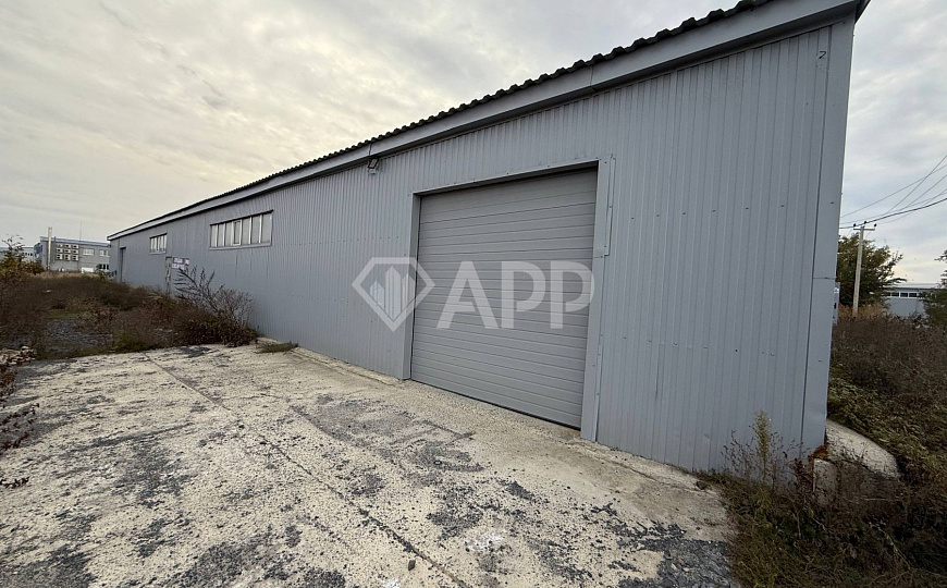 Склад с удобным подъездом рядом с городом 1 400м2 фото