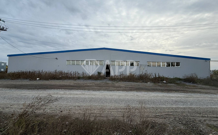 Склад с удобным подъездом рядом с городом 1 400м2 фото