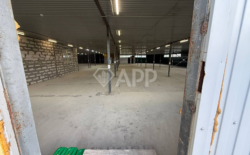 Склад с удобным подъездом рядом с городом 1 400м2 фото