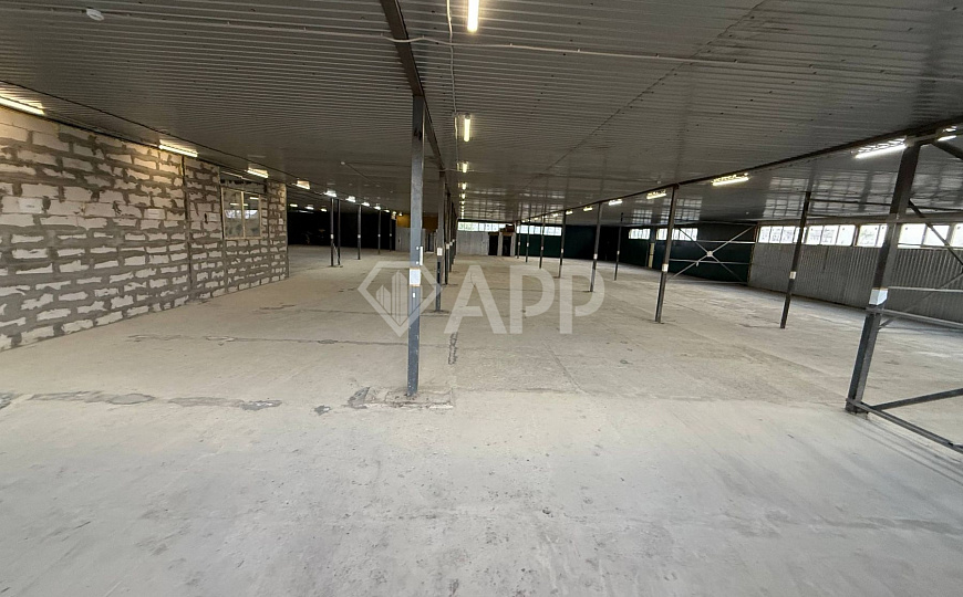 Склад с удобным подъездом рядом с городом 1 400м2 фото