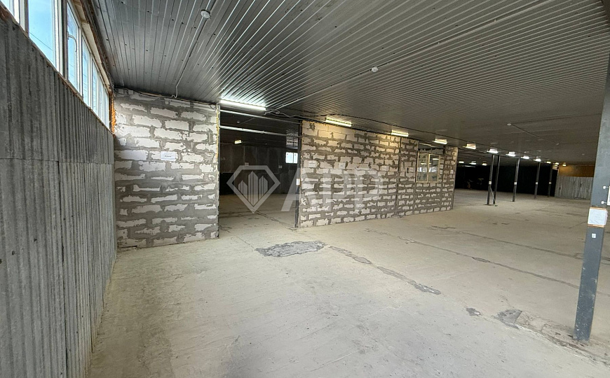 Склад с удобным подъездом рядом с городом 1 400м2 фото