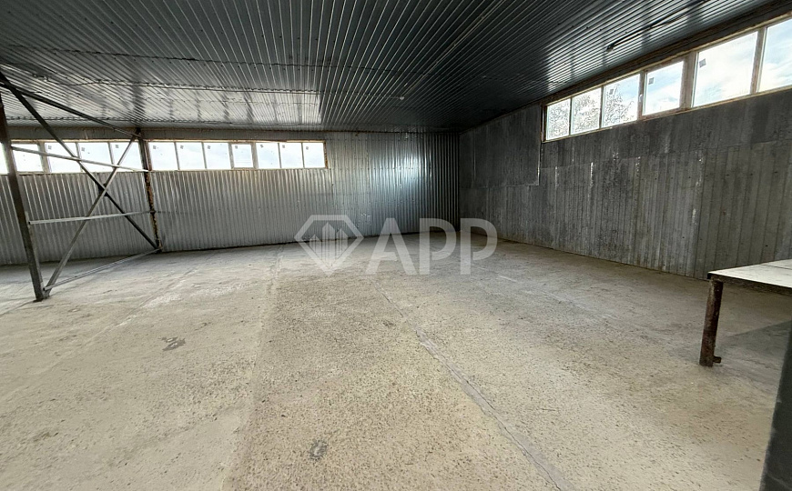 Склад с удобным подъездом рядом с городом 1 400м2 фото