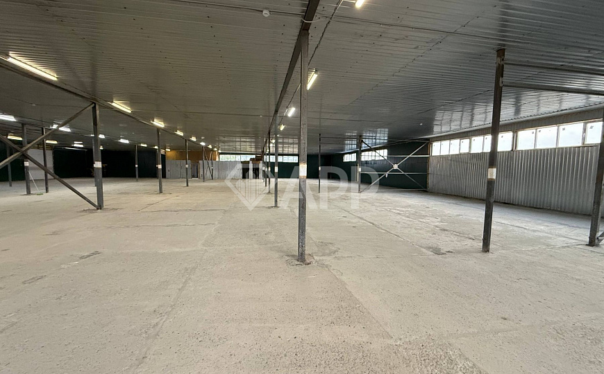 Склад с удобным подъездом рядом с городом 1 400м2 фото