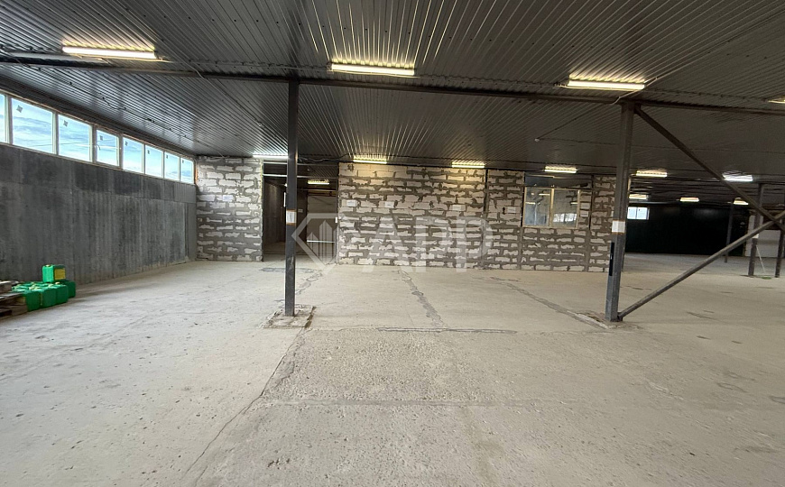 Склад с удобным подъездом рядом с городом 1 400м2 фото