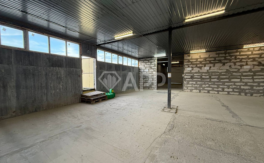 Склад с удобным подъездом рядом с городом 1 400м2 фото