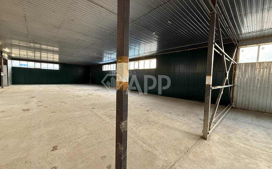 Склад с удобным подъездом рядом с городом 1 400м2 фото