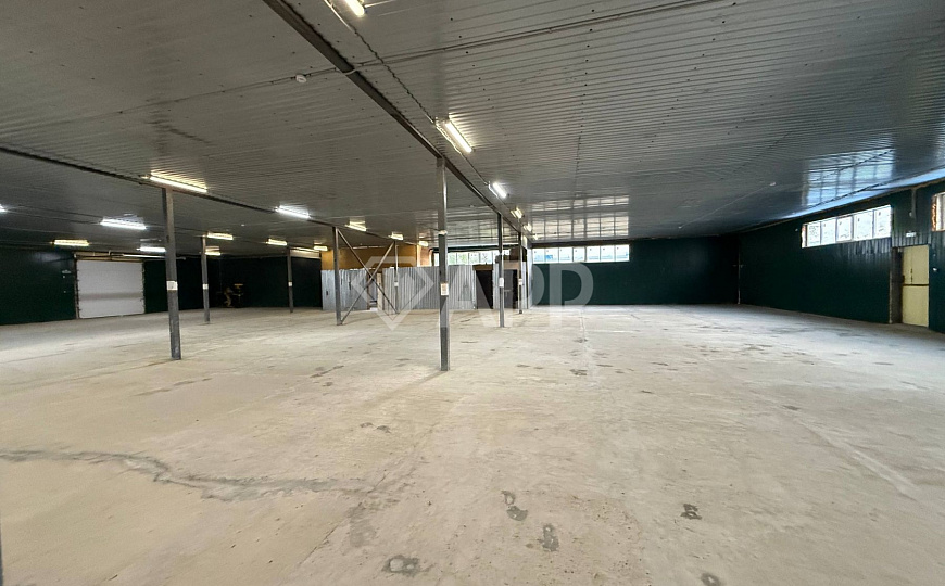 Склад с удобным подъездом рядом с городом 1 400м2 фото