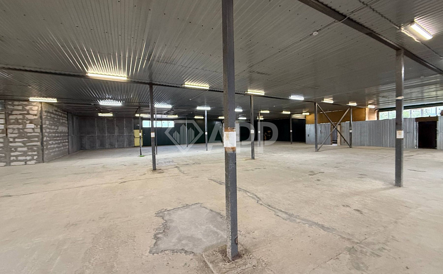 Склад с удобным подъездом рядом с городом 1 400м2 фото