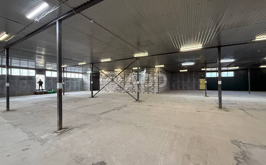 Склад с удобным подъездом рядом с городом 1 400м2 фото