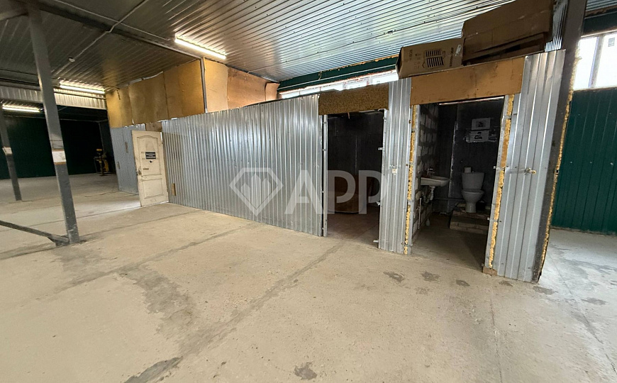 Склад с удобным подъездом рядом с городом 1 400м2 фото