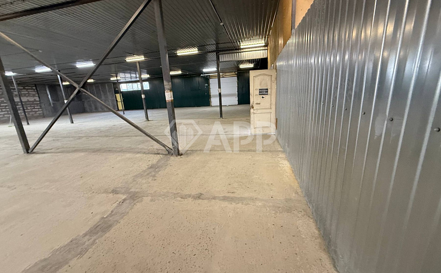 Склад с удобным подъездом рядом с городом 1 400м2 фото