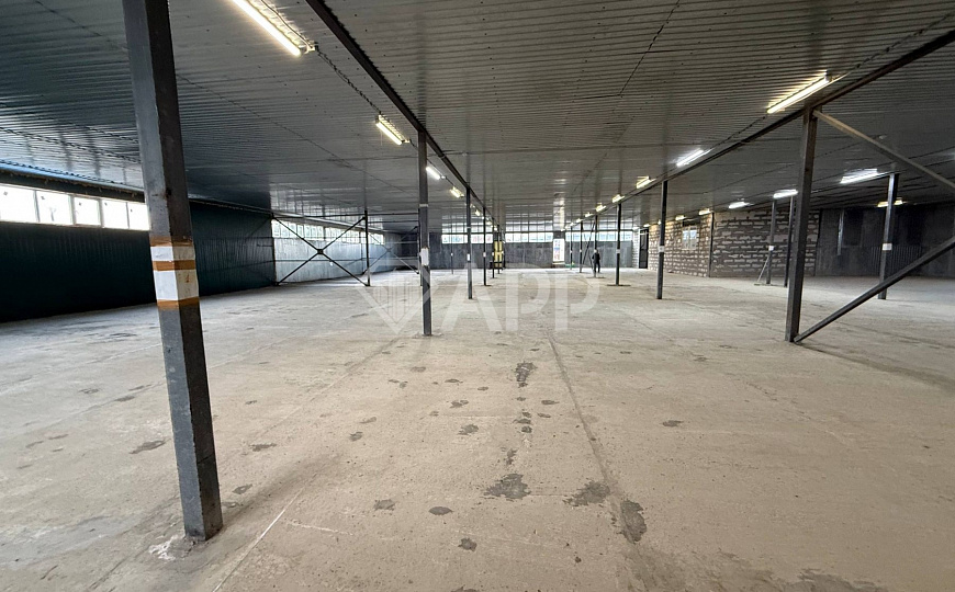Склад с удобным подъездом рядом с городом 1 400м2 фото