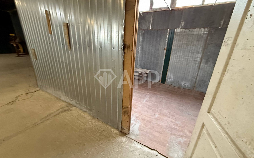 Склад с удобным подъездом рядом с городом 1 400м2 фото