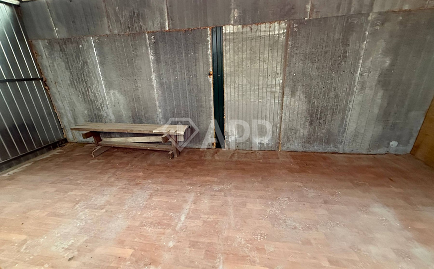 Склад с удобным подъездом рядом с городом 1 400м2 фото