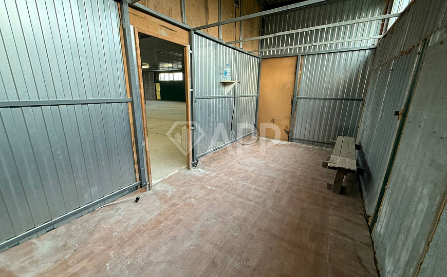 Склад с удобным подъездом рядом с городом 1 400м2 фото