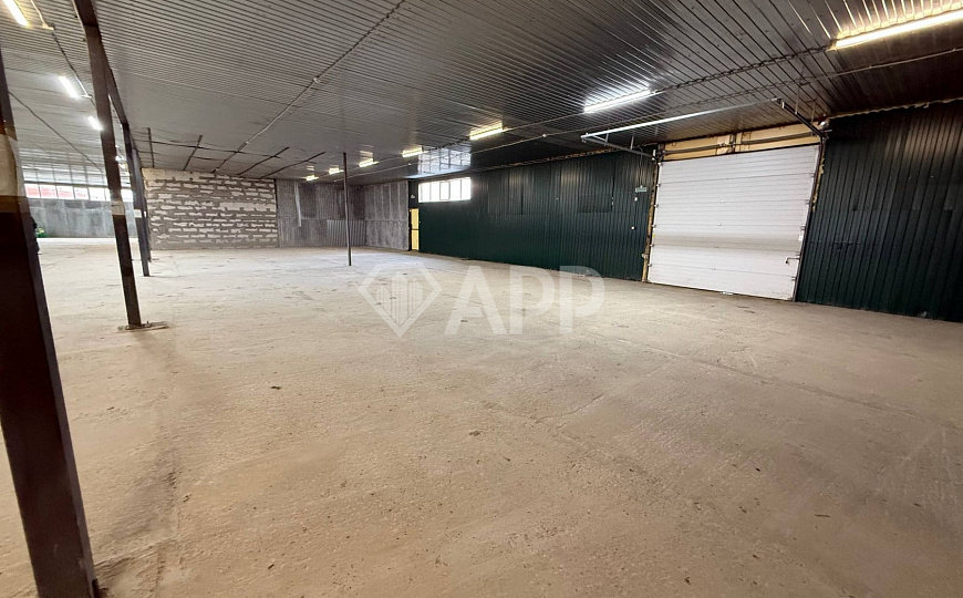 Склад с удобным подъездом рядом с городом 1 400м2 фото