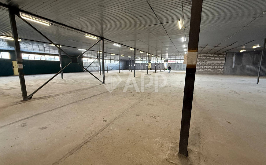 Склад с удобным подъездом рядом с городом 1 400м2 фото