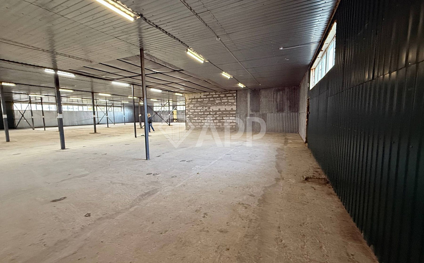 Склад с удобным подъездом рядом с городом 1 400м2 фото