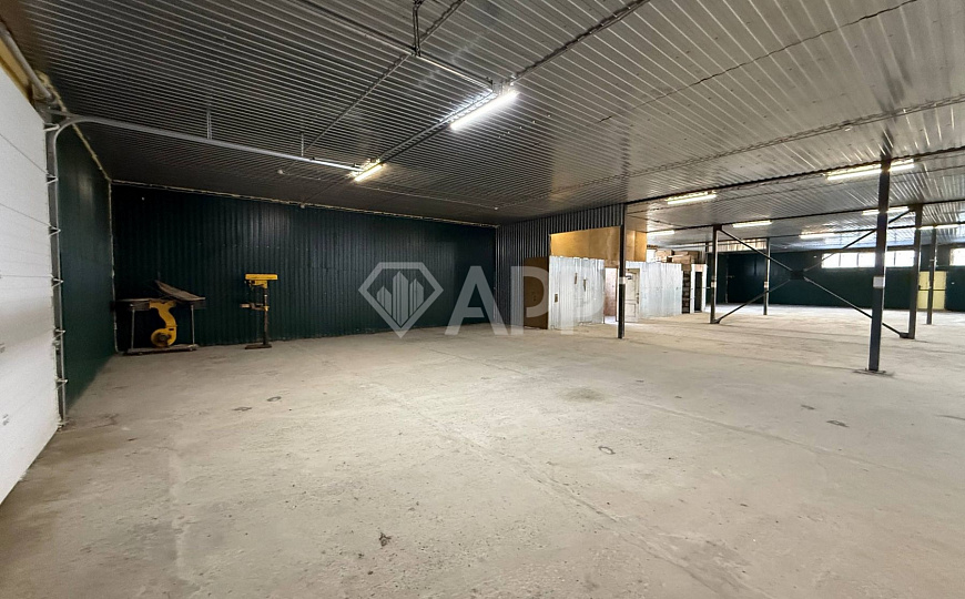 Склад с удобным подъездом рядом с городом 1 400м2 фото