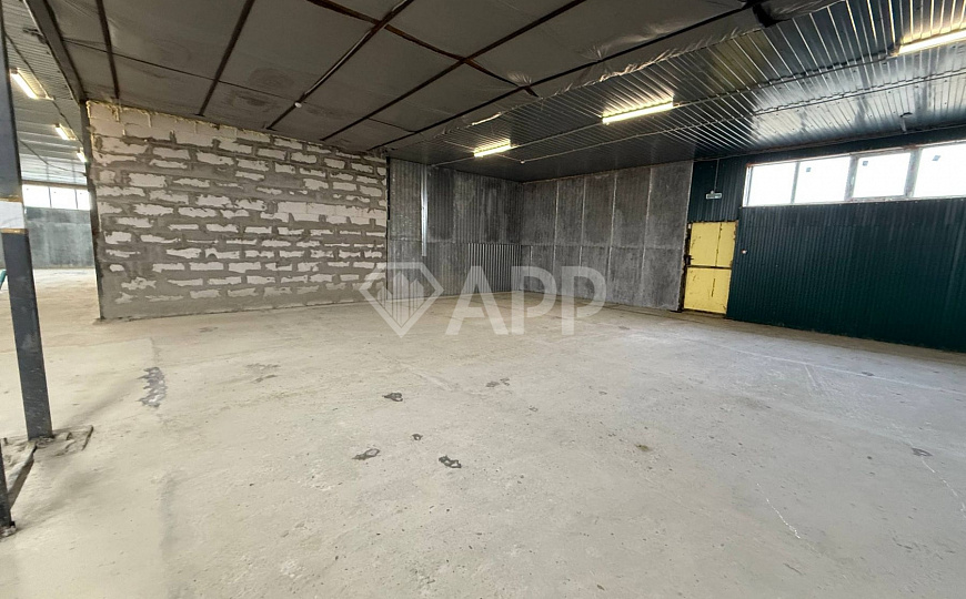 Склад с удобным подъездом рядом с городом 1 400м2 фото