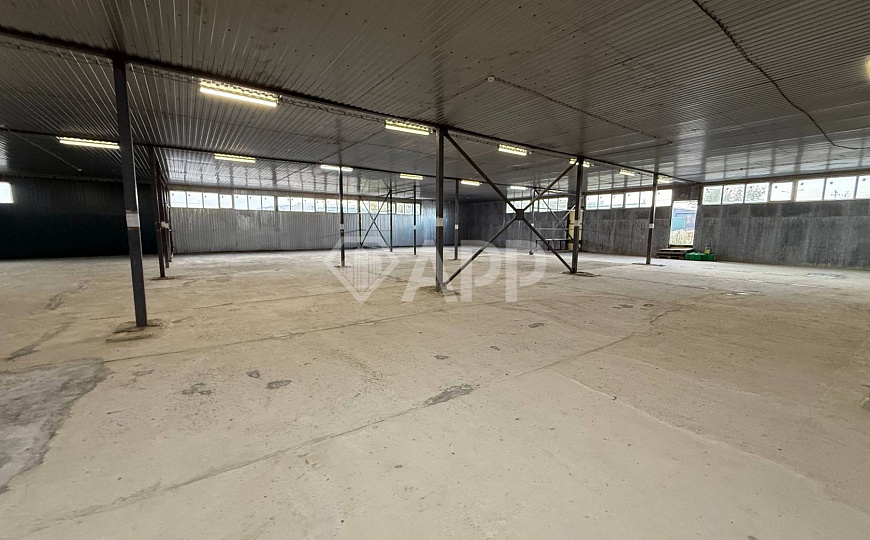 Склад с удобным подъездом рядом с городом 1 400м2 фото