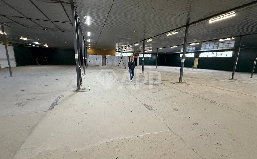 Склад с удобным подъездом рядом с городом 1 400м2 фото