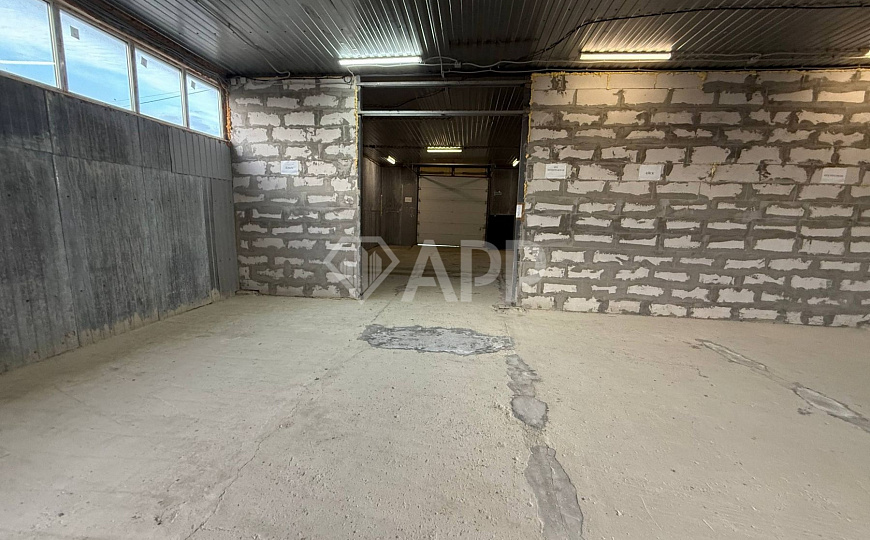 Склад с удобным подъездом рядом с городом 1 400м2 фото