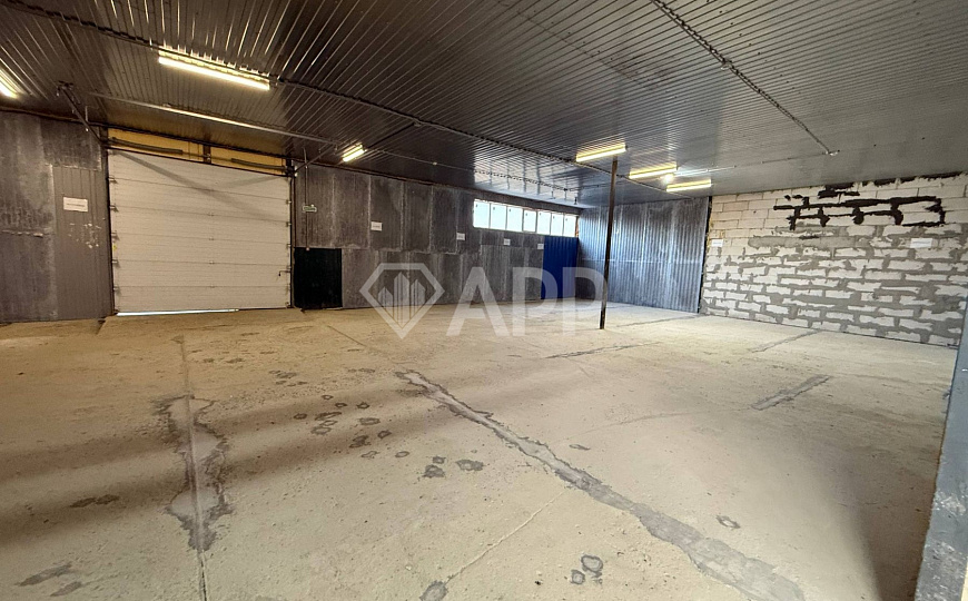 Склад с удобным подъездом рядом с городом 1 400м2 фото