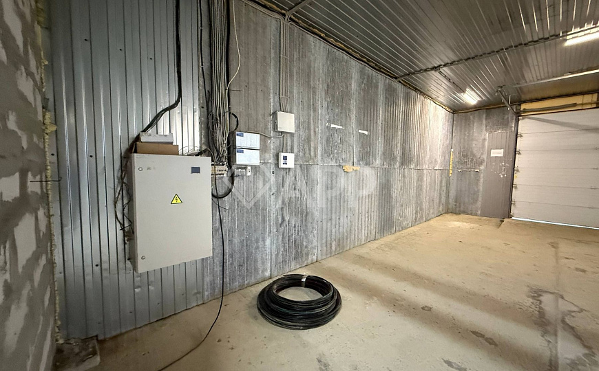 Склад с удобным подъездом рядом с городом 1 400м2 фото