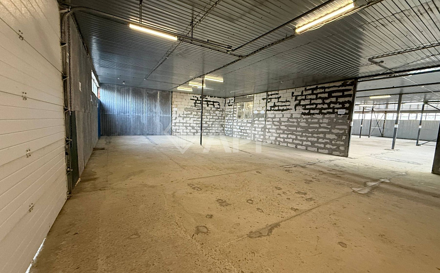 Склад с удобным подъездом рядом с городом 1 400м2 фото