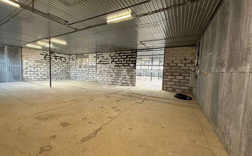 Склад с удобным подъездом рядом с городом 1 400м2 фото