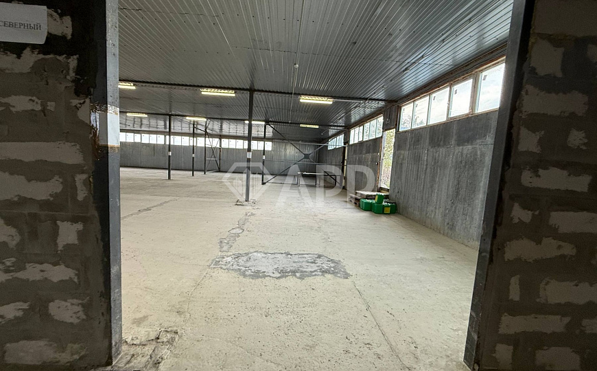 Склад с удобным подъездом рядом с городом 1 400м2 фото